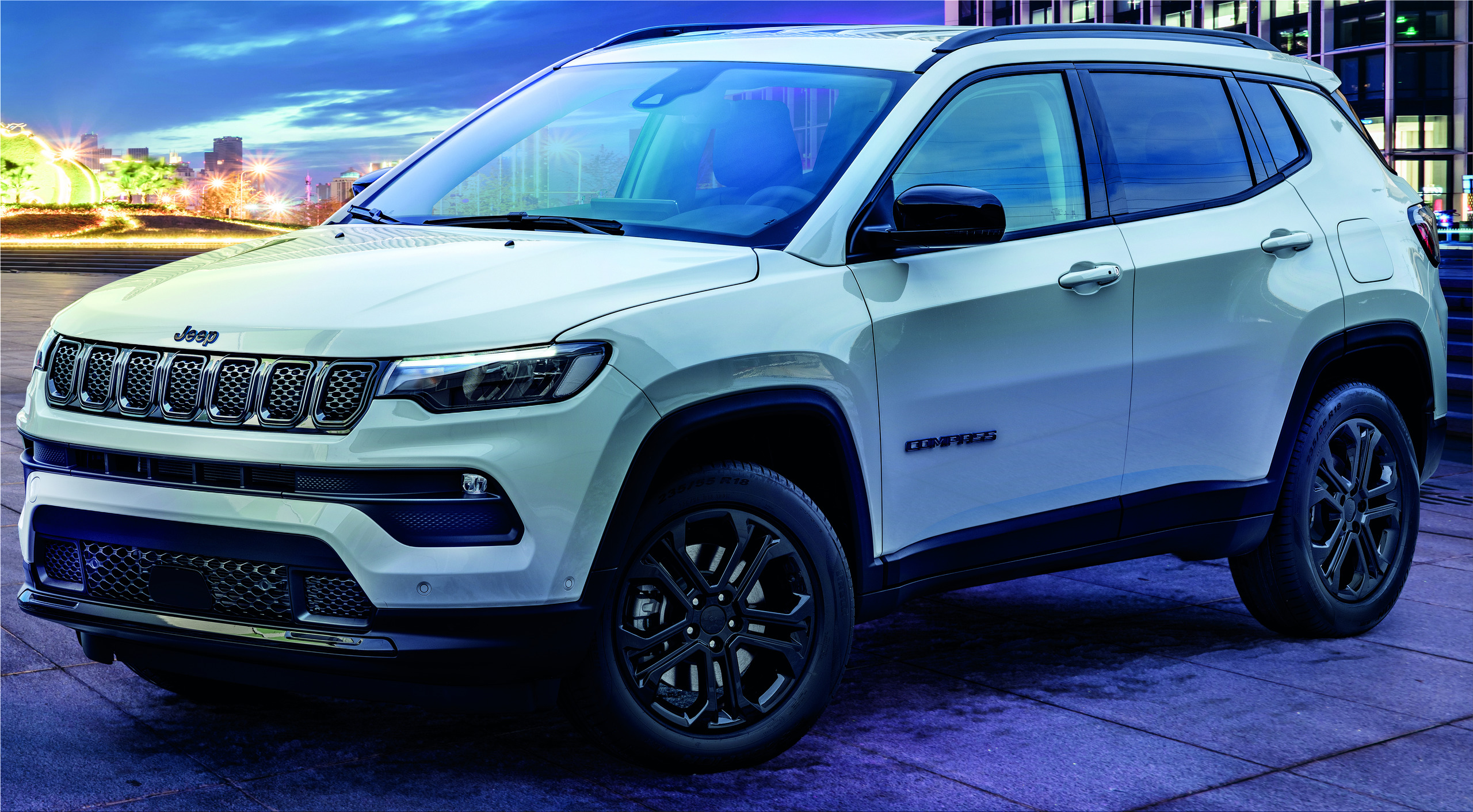 The Jeep Compass 4xe Night Eagle plug-in hybrid from 43,600 euros
